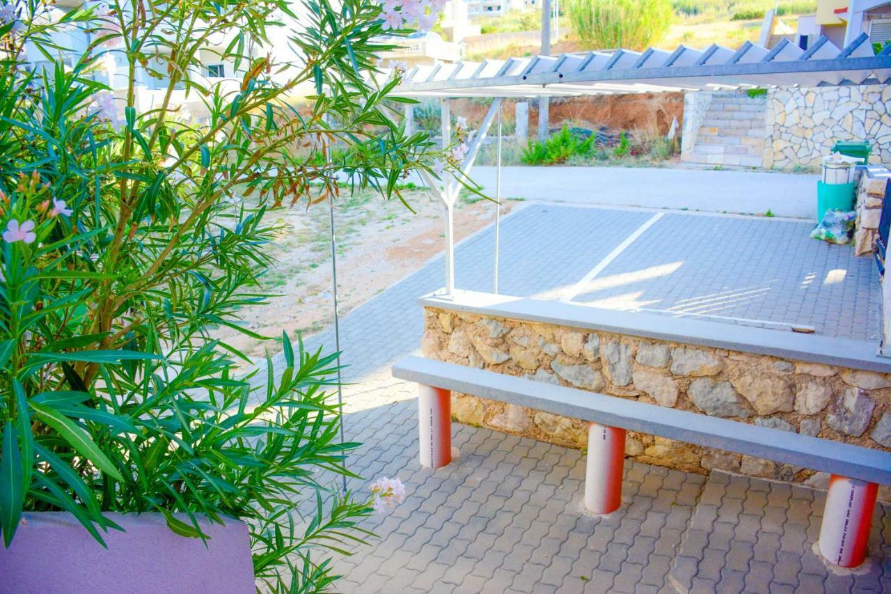 Apartmani Prvi Red Do Mora Pag Town Εξωτερικό φωτογραφία