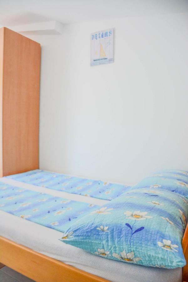 Apartmani Prvi Red Do Mora Pag Town Εξωτερικό φωτογραφία