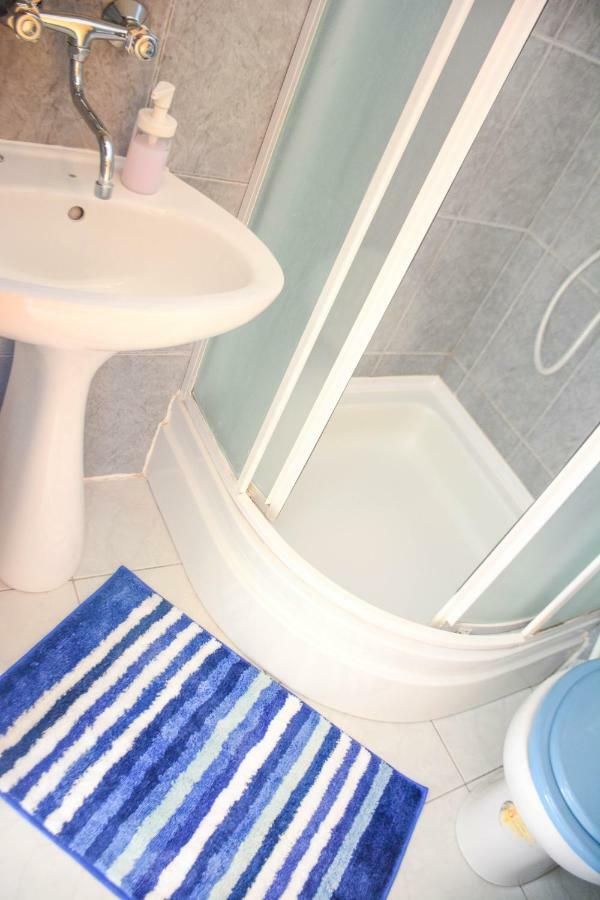 Apartmani Prvi Red Do Mora Pag Town Εξωτερικό φωτογραφία